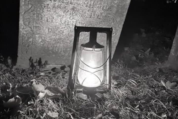 סיור רוחות בבית הקברות המואר של מיסטיק