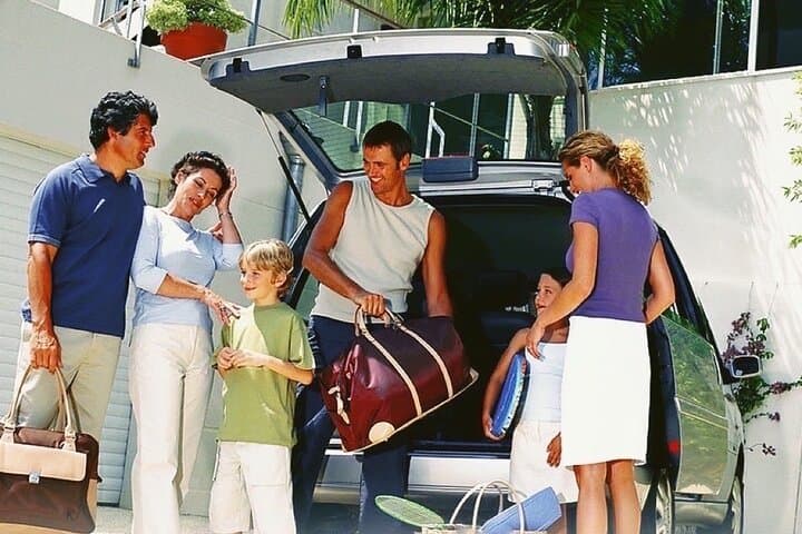 יום אחד של שירות רכב פרטי עם נהג דובר אנגלית.