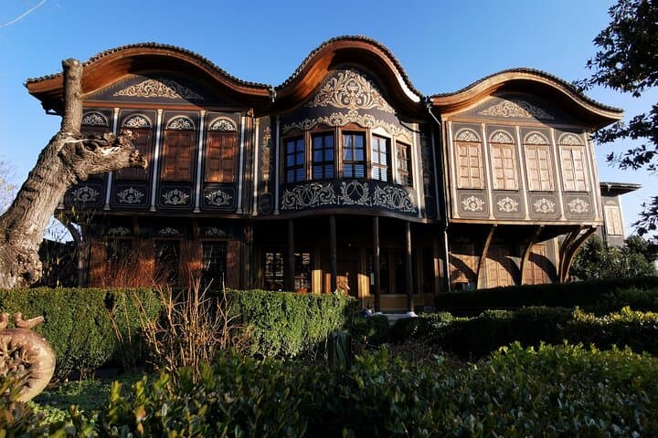 סיור בקבוצה קטנה בפלובדיב, בטירת אסן ובמנזר באצ'קובו עם איסוף.