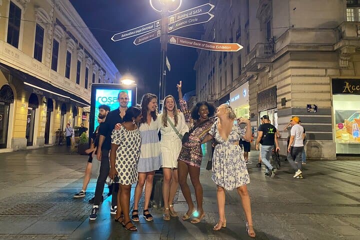 סיבוב ברים ופאבים בלילה בבלגרד עם משקאות