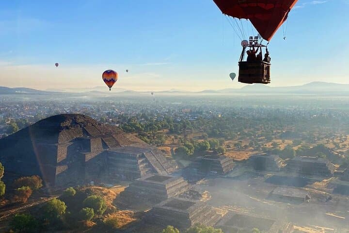 Hot Air Balloon flights over Teotihuacan from CDMX or We Fly