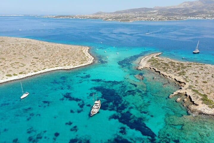 אנטיפארוס ודספוטיקו: לשחות, לחקור וליהנות מארוחת צהריים מפרוס