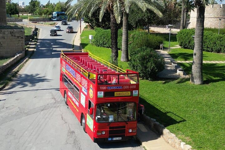 חוויה באוטובוס האדום בוארושע באנגלית מאיה נאפה, פרוטארס