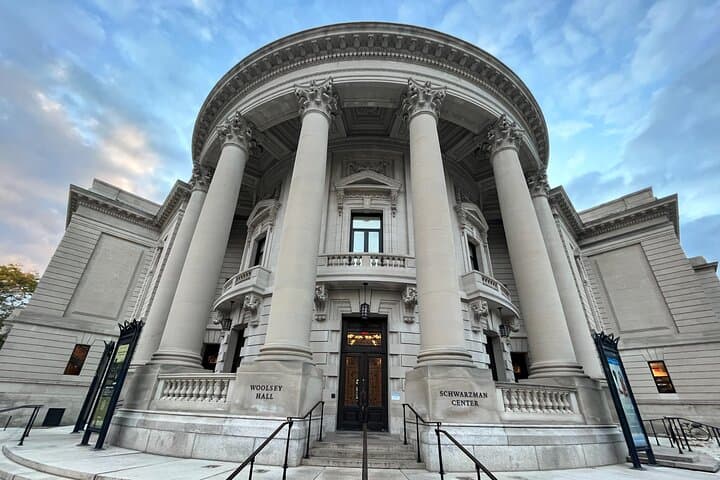 סיור עצמאי פרטי היסטורי של יייל בסמארטפון.