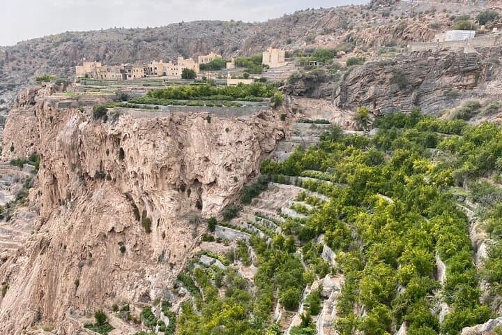 חקור את פלאי אלג'בל אלאכדר וברקת אלמוז