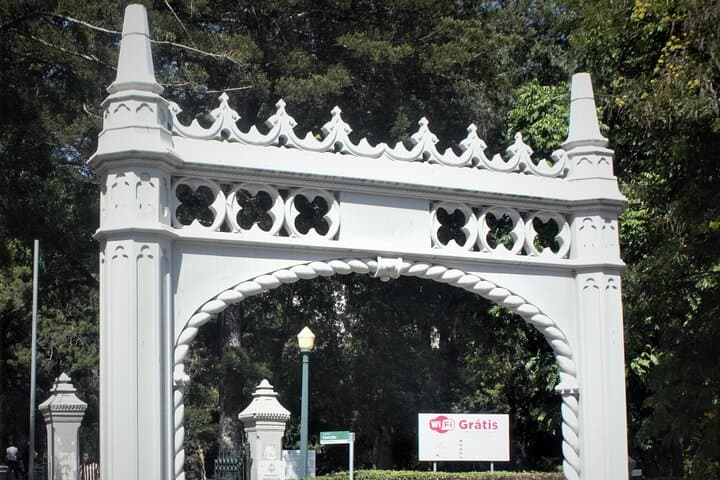 סיור על אמנות וארכיטקטורה בעיר מפוטו.