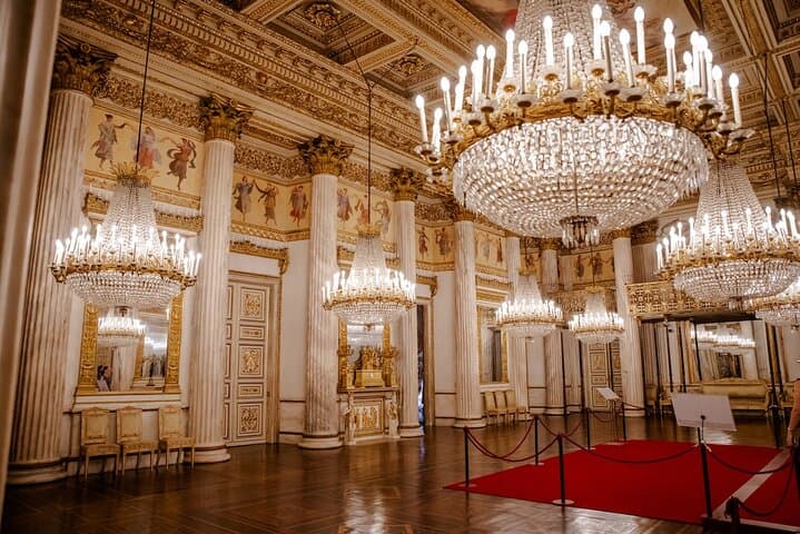 סיור קבוצתי קטן ללא תור בארמון המלכה