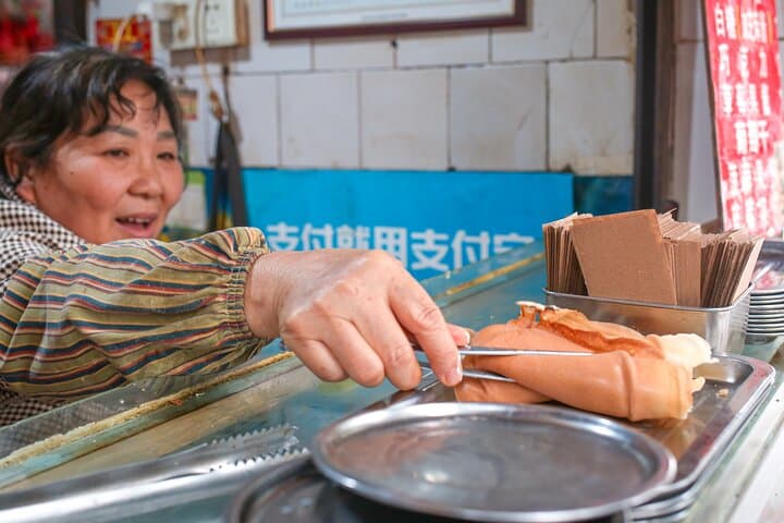 סיור אוכל בטוקטוק דרך מאכלי הצ'נגדו המקומיים