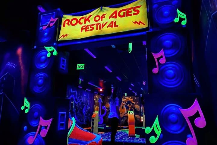 כרטיס ל – Mall of America Rock of Ages Blacklight Mini Golf