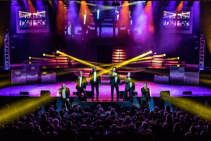 מופע SIX בברנסון