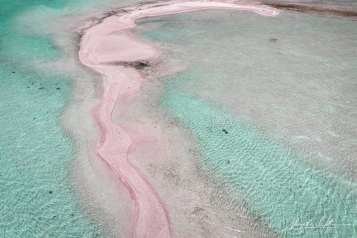 לגונה הכחולה - אי פרטי חוף עם חול ורוד ושמורת חיות בר