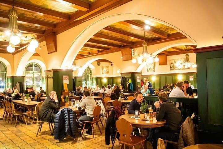 סיור ערב של בירה ומאכלים בווארים במינכן