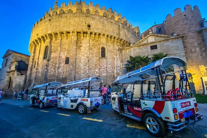 Guided Tour in TUK TUK Ávila COMPLETE with stops 1 hour
