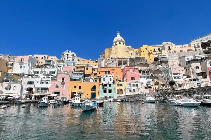 סיור פרטי של האי ישקיה ו/או פרוצידה על גוזו אפריאמרה