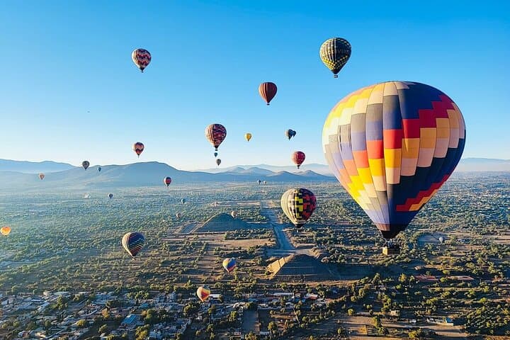 Balloon flight with breakfast in Cave and Pyramids tour from CDMX
