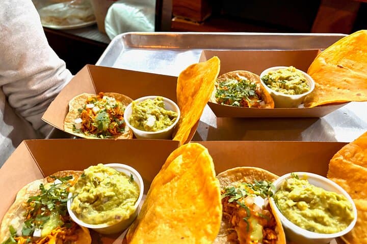 סיור אוכל ברכבת חשמלית ושוק פינדלי עם סיורי אוכל ריברסייד