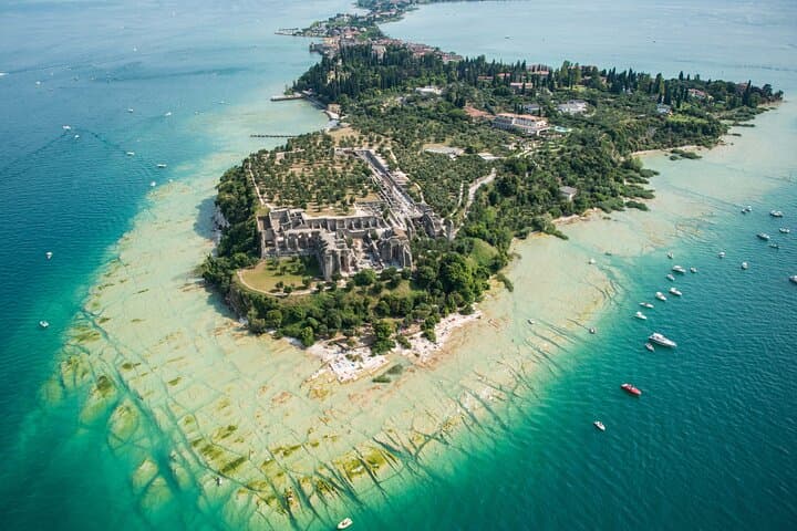 סיור סירה באי איסולה דל גארדה.