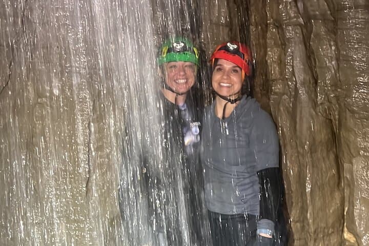 סיור קיצוני במערות פראיות