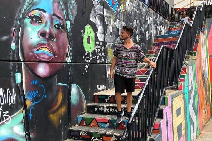 סיור מודרך בקומונה 13 מדיאין עם חטיפים כלולים.