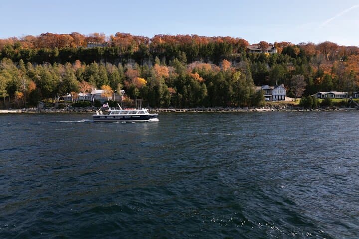 סיור סירות נופי באי תות ושורת קottages ההיסטורית