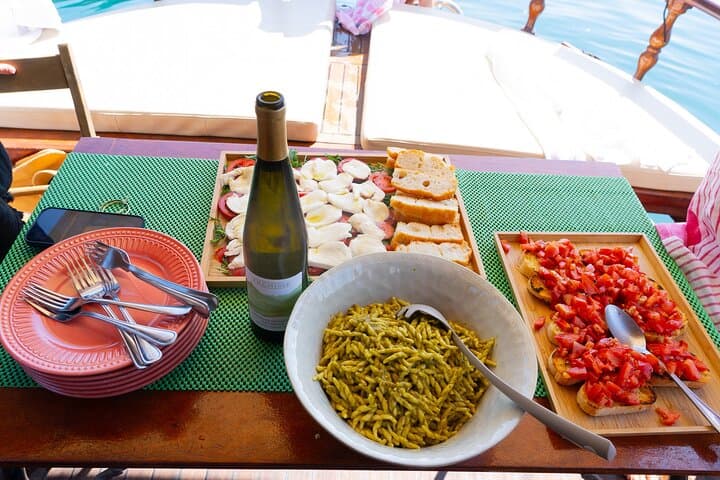 8 שעות חמשת הטֶרְרֶה עם ארוחת צהריים בסירה בלה ספציה.