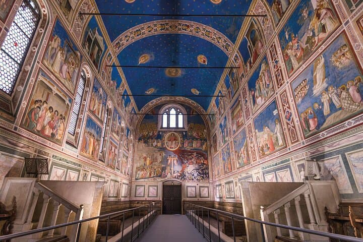 סיור רגלי בפקדוה עם מדריך קולי וכתוב על ידי מקומי