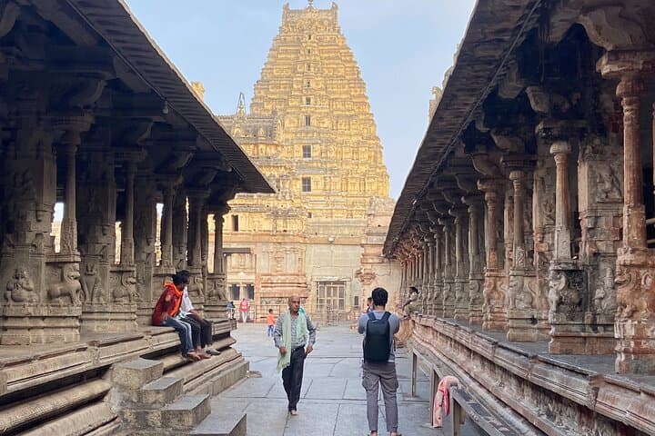 שכירת מדריך מורשה לביקור של יום שלם בהאמפי עם תחבורה עצמית