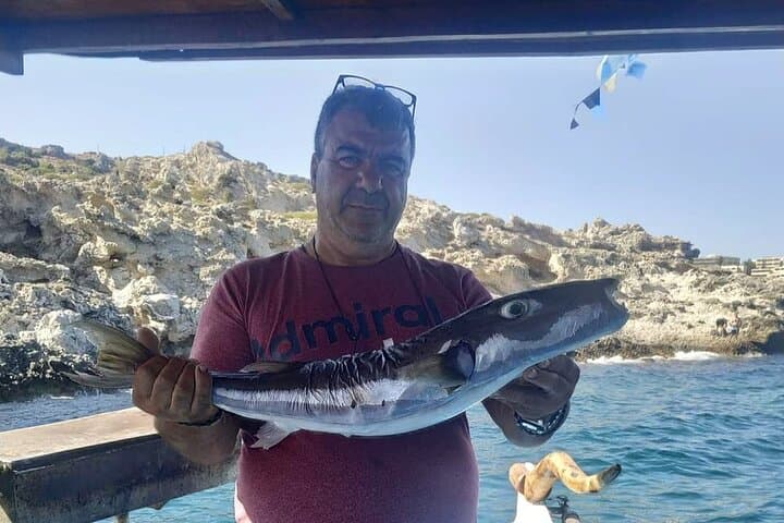 טיול בסירת דייג מקרואנה עם עצירת שחייה וברביקיו על הסירה