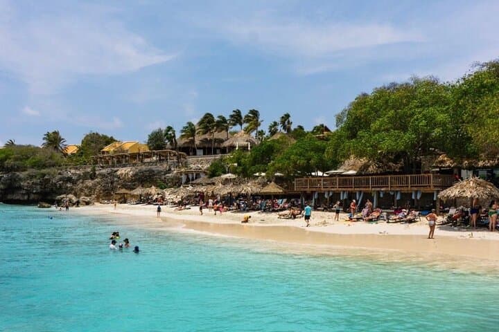 אוצרות האי: מערות, טטולים והפסקת חוף טורקיז