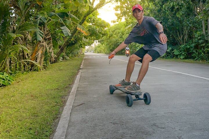 סיור מודרך על סקייטבורד חשמלי בשקיעה במשך שעתיים בסיארגאו