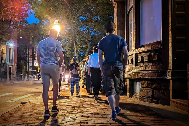 סיפורים אפלים: סיור הסופרים הרדופים בפרובידנס