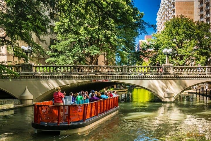 San Antonio Premium City Tour with Alamo & River Walk Cruise