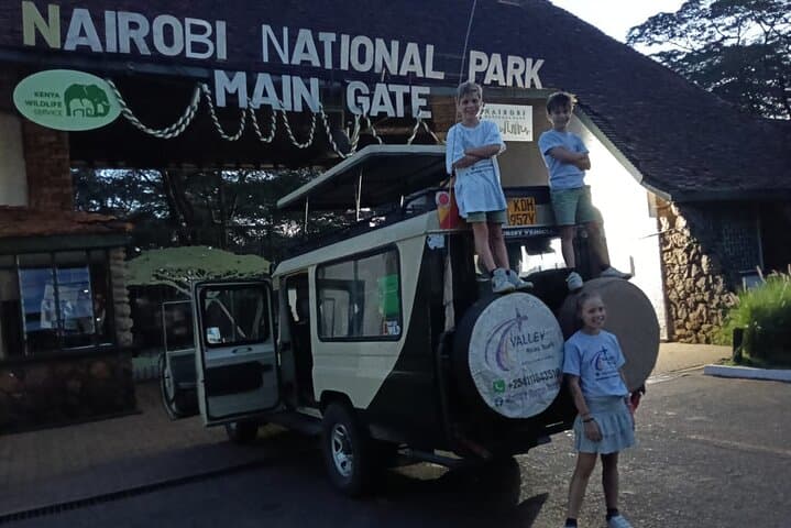 סיור מודרך של חצי יום בפארק הלאומי ניירובי עם רכב 4*4