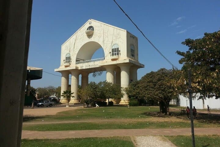 סיבוב בעיר בנגול, גמביה עם בריכת תנינים, קשת 22 ועוד