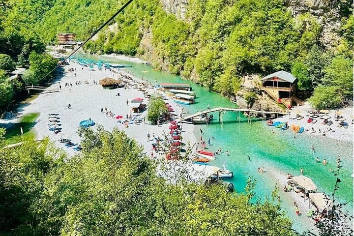 טיול יומי משקודר לאגם קומני וטיול בסירת נהר שאלה