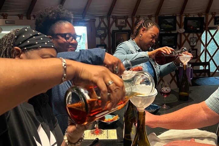 הכנת יין - אמנות או כימיה? כיף לדייט בערב מערב ליטל רוק.