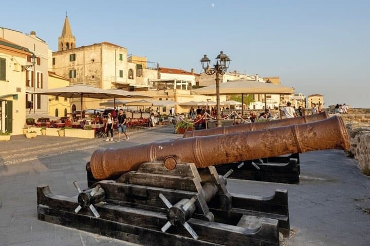 סיור הליכה באלגרו עם מדריך קולי וכתוב מקומי