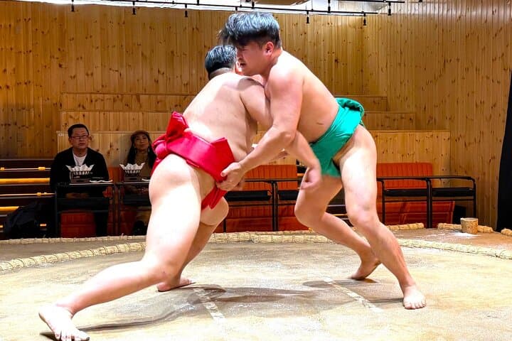 הצגת בידור סומו טוקיו עם סיר עוף ותמונה.