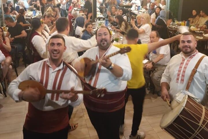 לילה בלקני מסורתי עם מוזיקה חיה וריקודים סקופיה