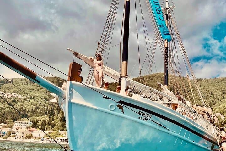 שייט של יום מלא מקורפו בכלי שיט מעץ קלאסי, שחייה וברביקיו.