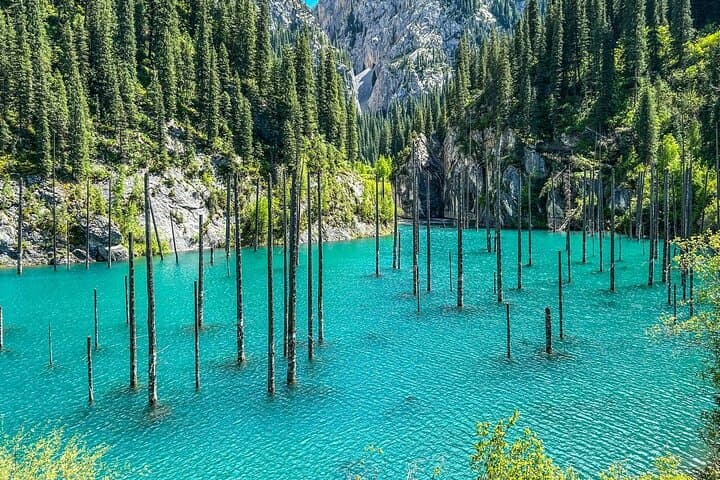 סיור של יומיים בקבוצות קטנות באגמים קולסאי וקיינדי ובקניוני שארן