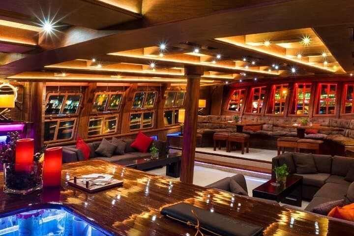 Royal Albatross - Weeknight Buffet Dinner + Free-flow Wine & Beer