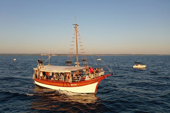 סיור בסירה עם ארוחת צהריים בלימ ביי ובמערת הפיראטים מפורץ