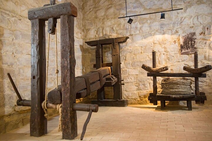 סיור מודרך במוזיאון לתרבות הזית וטיפולי שמן זית