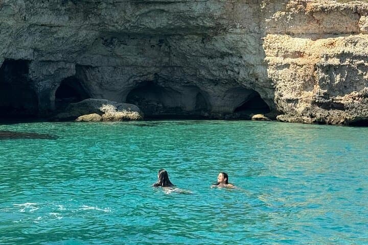 סיור בסירה ממונופולי למערות פוליניאנו עם אפריטיף