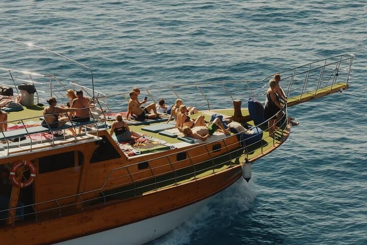 סיור סירה מרגיע באלניה עם ארוחת צהריים, משקאות קלים והעברה