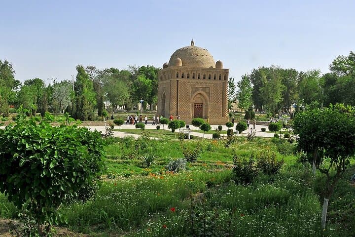 Beyond the Walls: Countryside Tour with Transport and Lunch