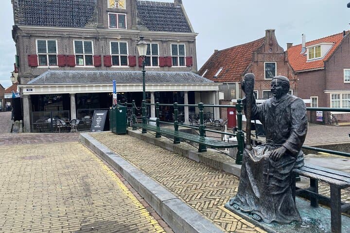 בריחת מהעיר מוניקנדאם טיול בעיר עם חידות