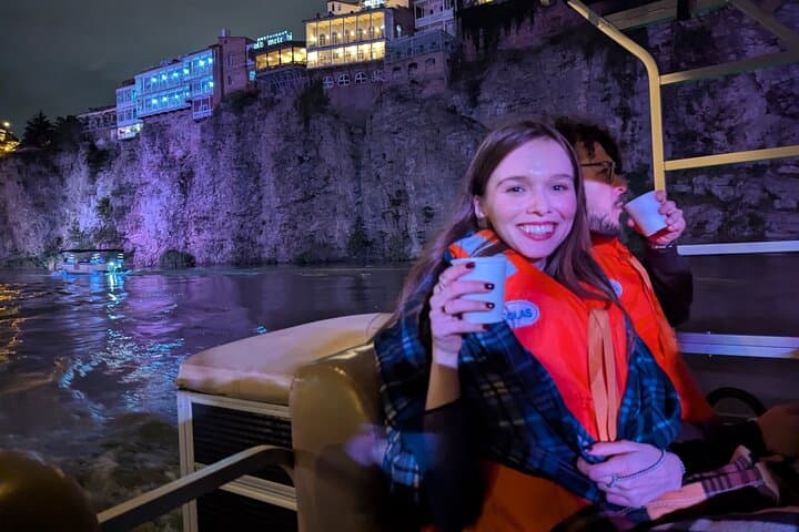 טביליסי: סיור ערב עם טיולים ודיבורים עם יין ושייט בסירה