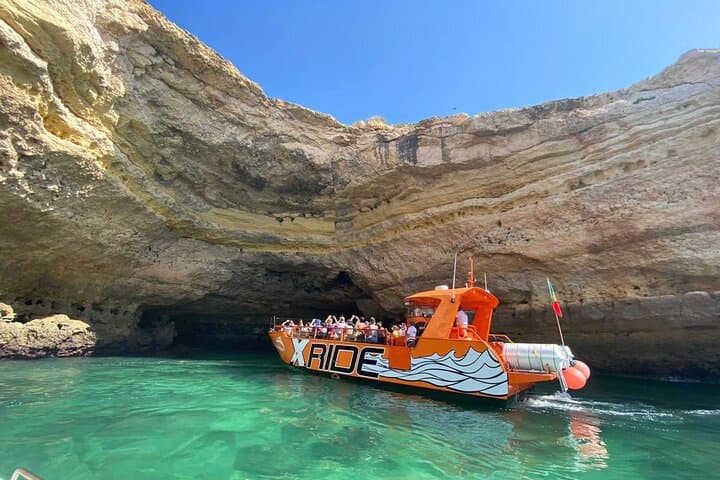 תצפית על דולפינים וספינת מערות.